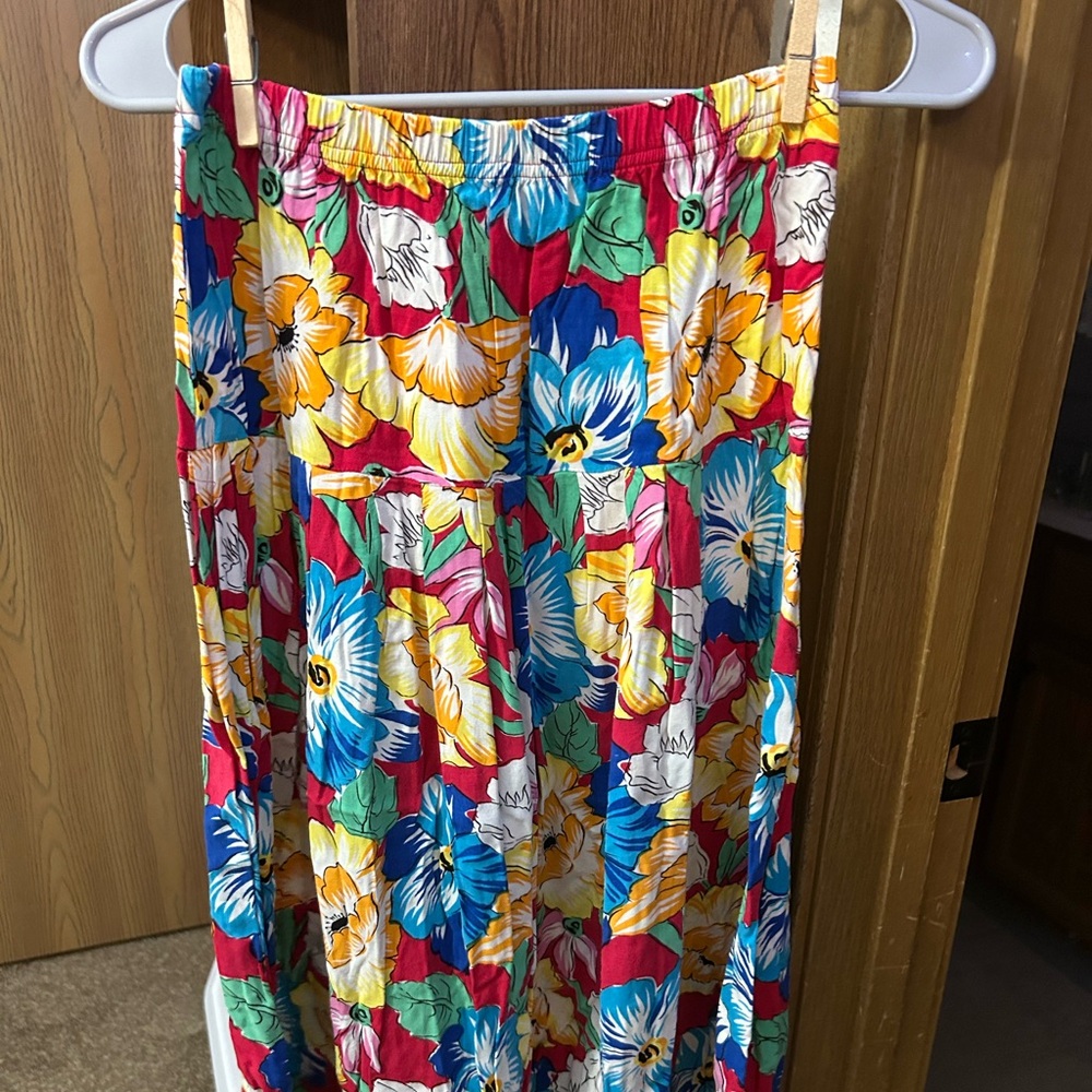 Women’s vintage skirt. Beautiful floral design. Stretch waist. Rarely worn.